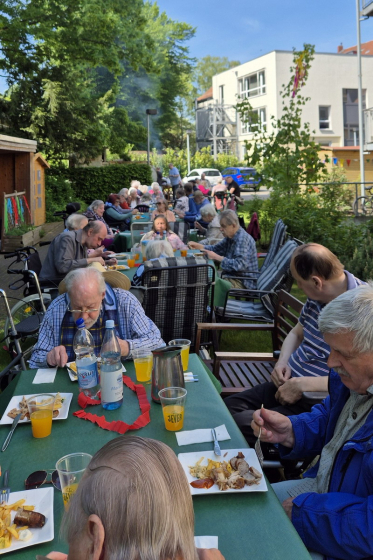 Maibaum schmücken (4)